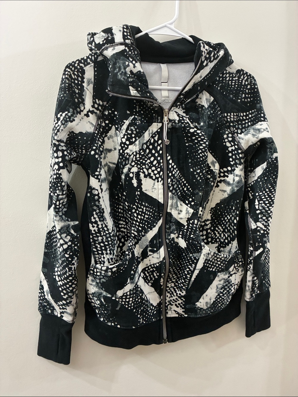 Lululemon Black & White Printed Zip-Up Hoodie Jacket - women’s size 8